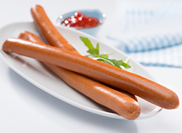 Damhus PUTEN-Bockwurst, *50x40g, EWS-Hülle Drei lange, schlanke Bockwürstchen auf einem Teller.