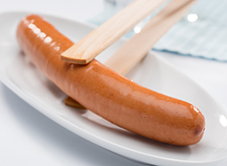 Eine Krakauerwurst auf einem Teller.