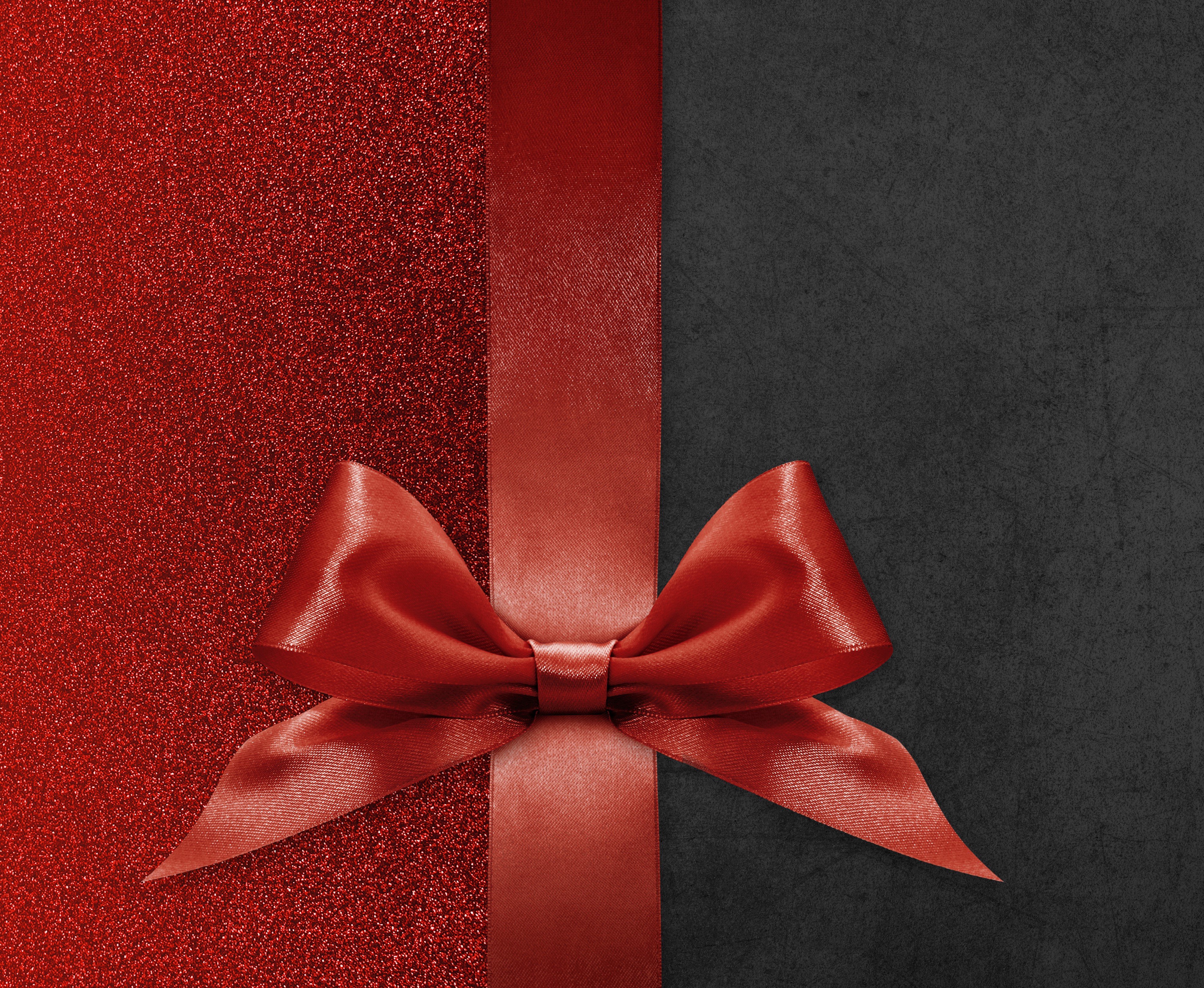 Rote Schleife auf zweifarbigem Hintergrund.