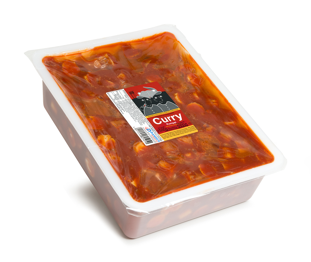 Damhus CurryKumpel, 5000 gr. (2500 gr. Wurst & 2500 gr. Sauce)  Eine große Schale mit gebratener, geschnittener Bratwurst in Currysauce, die sich in einer Schalenverpackung befindet.